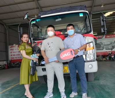 Giao xe cho khách hàng công ty Bằng Vũ Phát