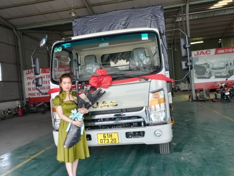 Giao xe cho khách hàng công ty Bằng Vũ Phát