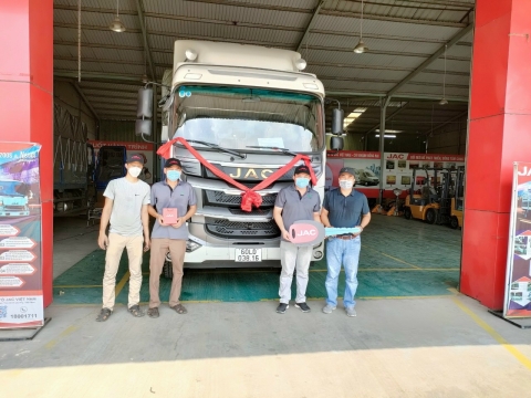 Giao xe cho khách chiếc A5 7 tấn thùng 9.6m