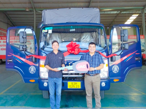 Giao xe cho khách hàng công ty Long Khánh Phan