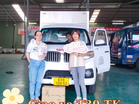 Giao xe T30 Thùng kín cho công ty Việt Đức