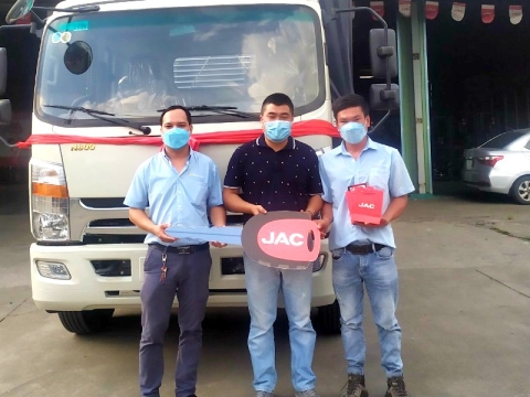 Giao xe cho khách hàng công ty Viễn Lâm